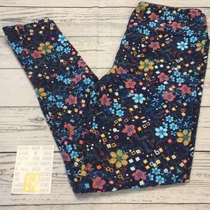🌺NWT one size super cute Spring print on blue